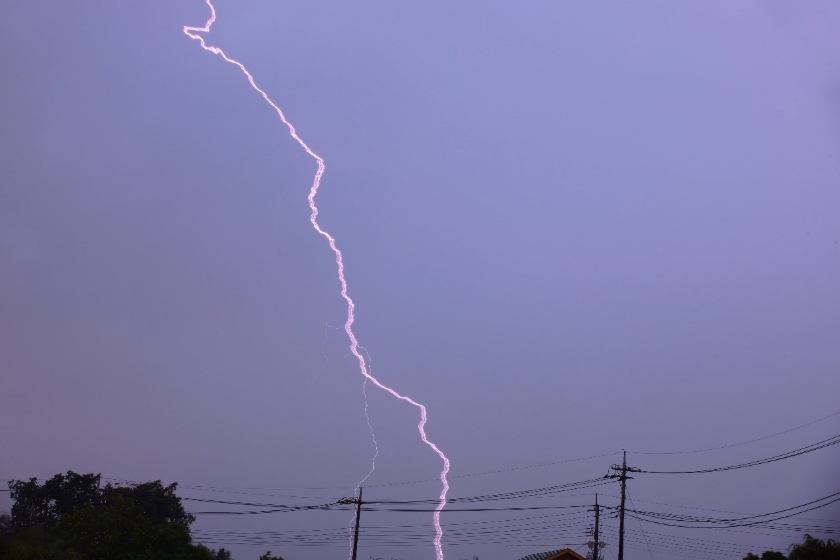 落雷の被害にあったらどうなる？危険性や身を守る方法、損害への備えを