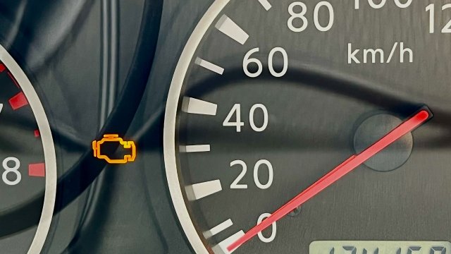 エンジン警告灯が点灯・点滅したらそのまま走れる？原因や修理代、他の