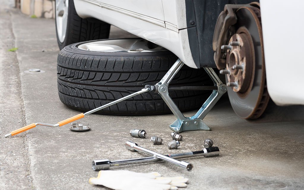 車のジャッキアップとは？位置や方法について解説｜教えて！おとなの 