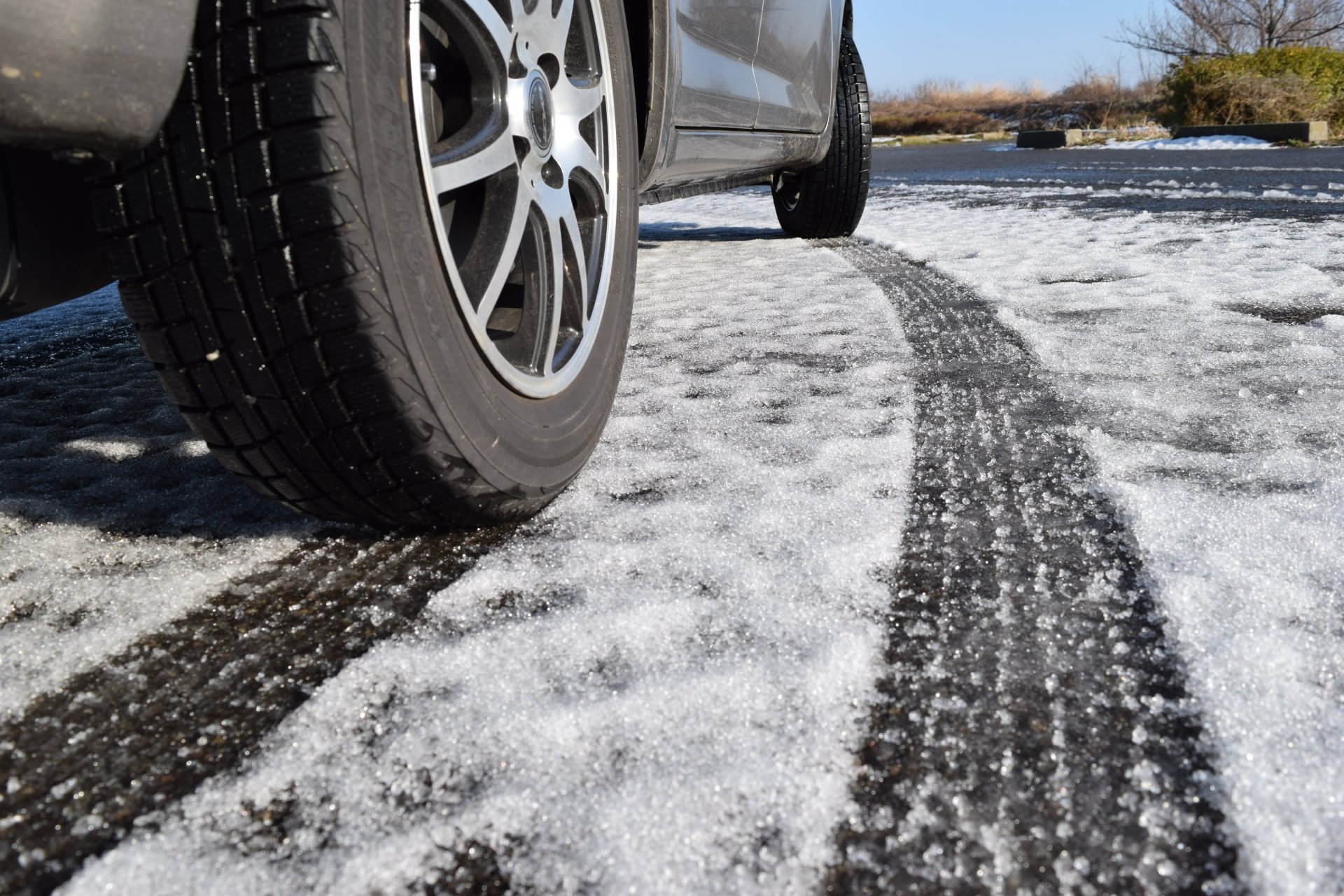 ノーマルタイヤでの雪道走行は法令違反！冬用タイヤについて知ろう 